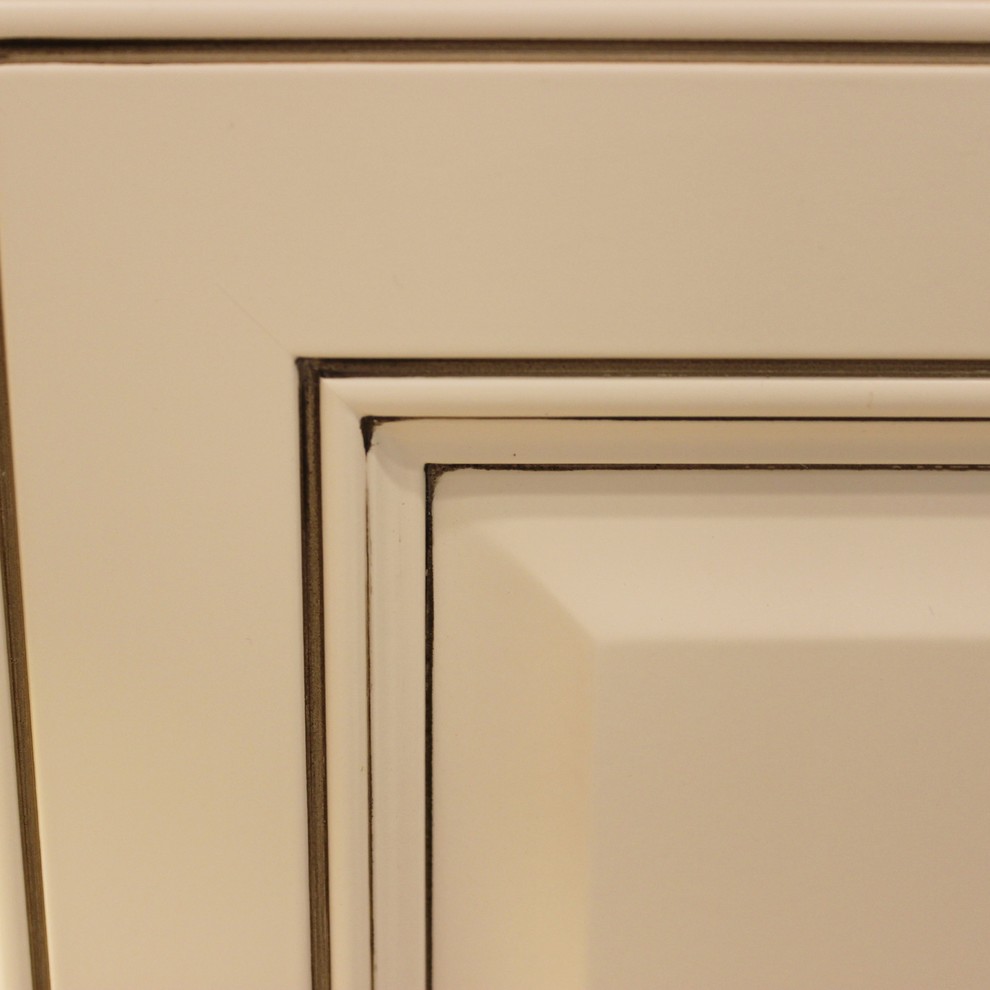 Klassisk inredning av ett mellanstort kök, med en undermonterad diskho, luckor med upphöjd panel, vita skåp, bänkskiva i kvarts, beige stänkskydd, stänkskydd i stenkakel, rostfria vitvaror, mellanmörkt trägolv och en köksö