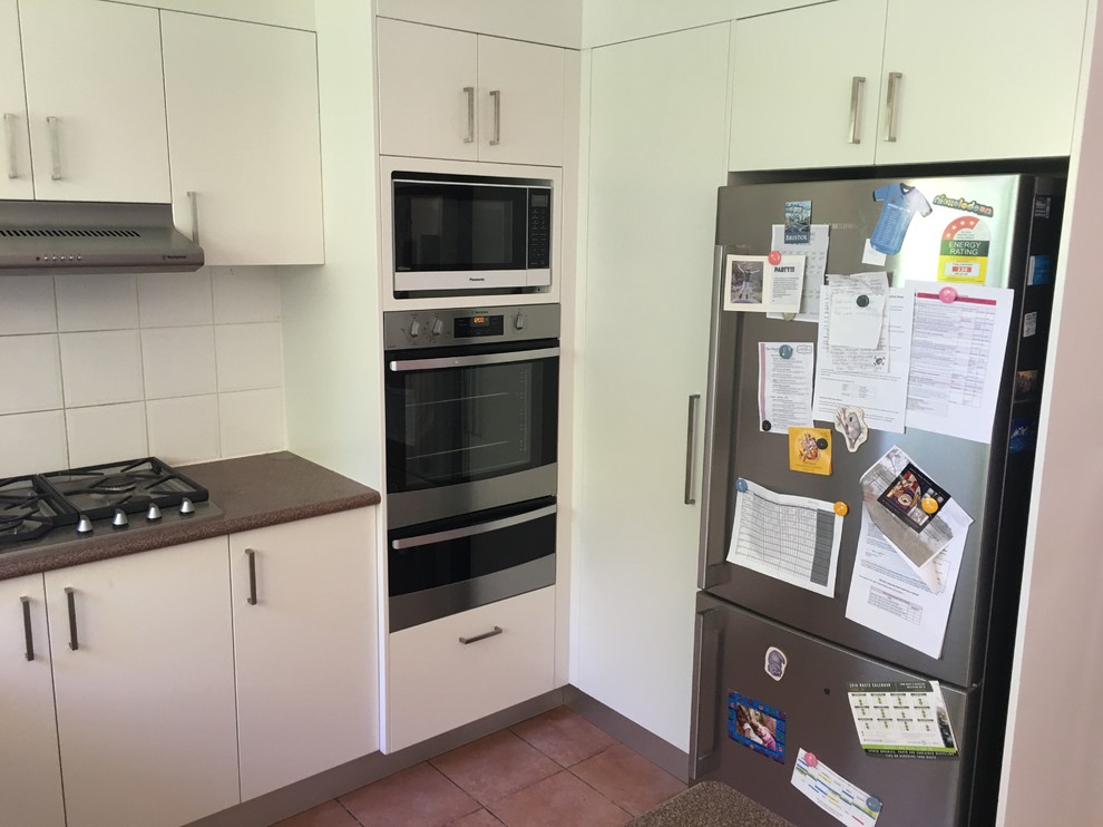 Mittelgroße Moderne Küche in U-Form mit Küchenrückwand in Weiß und Küchengeräten aus Edelstahl in Sydney