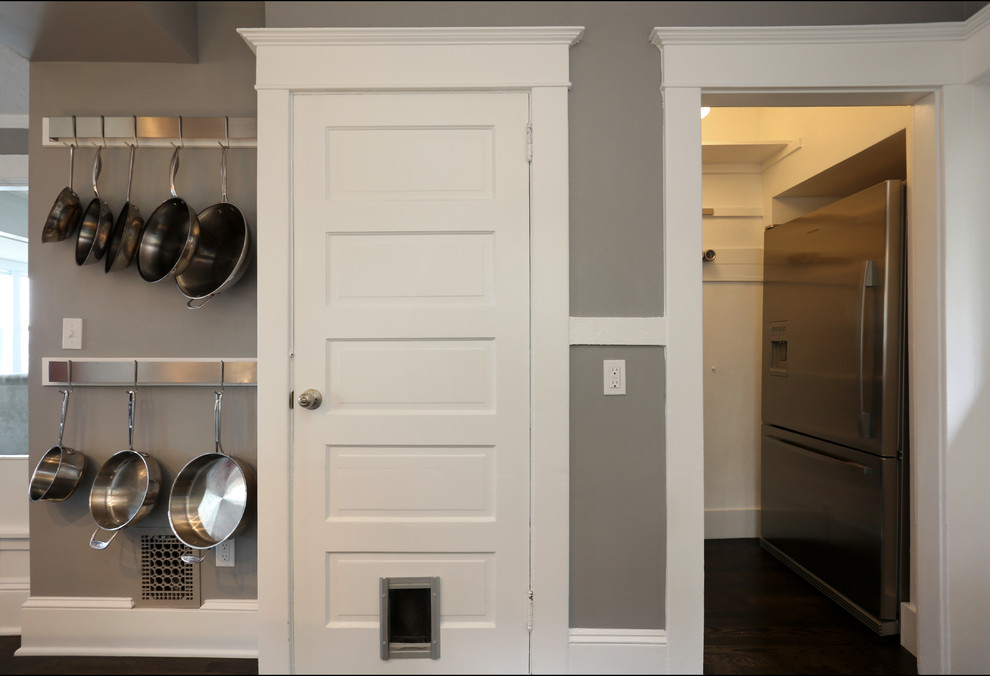 Idéer för att renovera ett litet vintage kök, med en undermonterad diskho, släta luckor, vita skåp, marmorbänkskiva, vitt stänkskydd, stänkskydd i tunnelbanekakel, rostfria vitvaror och mörkt trägolv