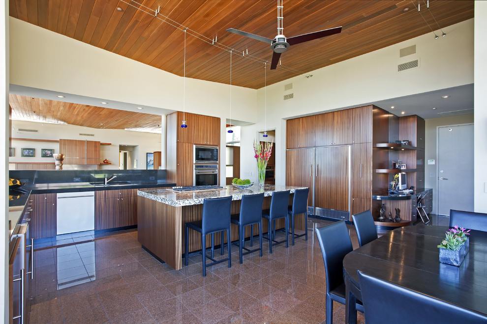 Moderne Wohnküche in L-Form mit Unterbauwaschbecken, flächenbündigen Schrankfronten und hellbraunen Holzschränken in Phoenix
