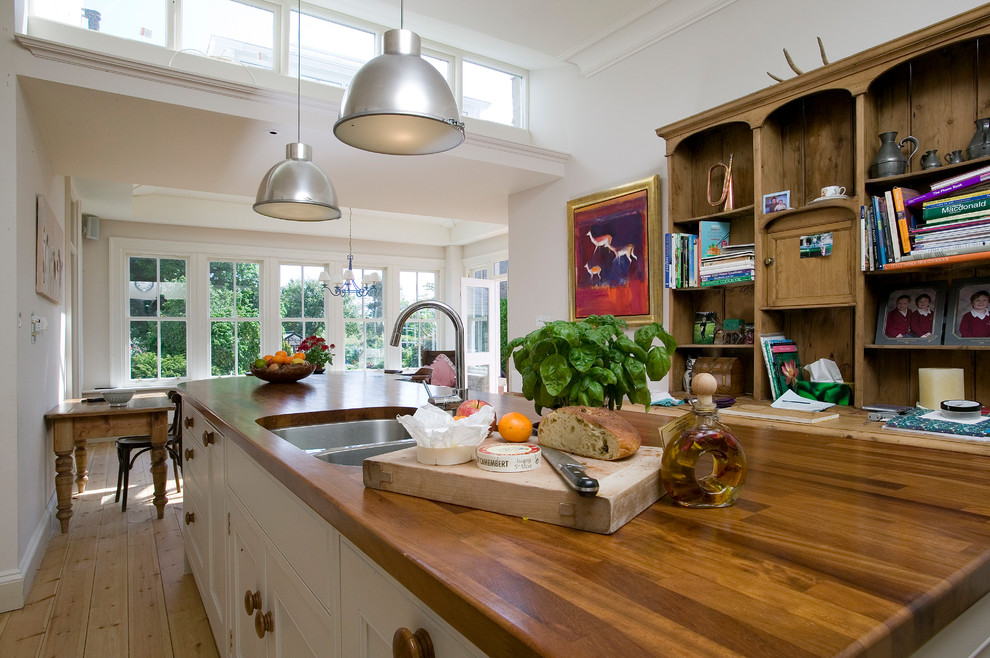 Foto di una grande cucina chic con ante in stile shaker, ante bianche e top in legno