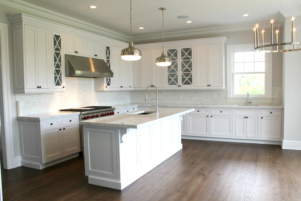 Exempel på ett modernt kök och matrum, med en undermonterad diskho, skåp i shakerstil, vita skåp, marmorbänkskiva, vitt stänkskydd, stänkskydd i stenkakel, rostfria vitvaror, mörkt trägolv och en köksö
