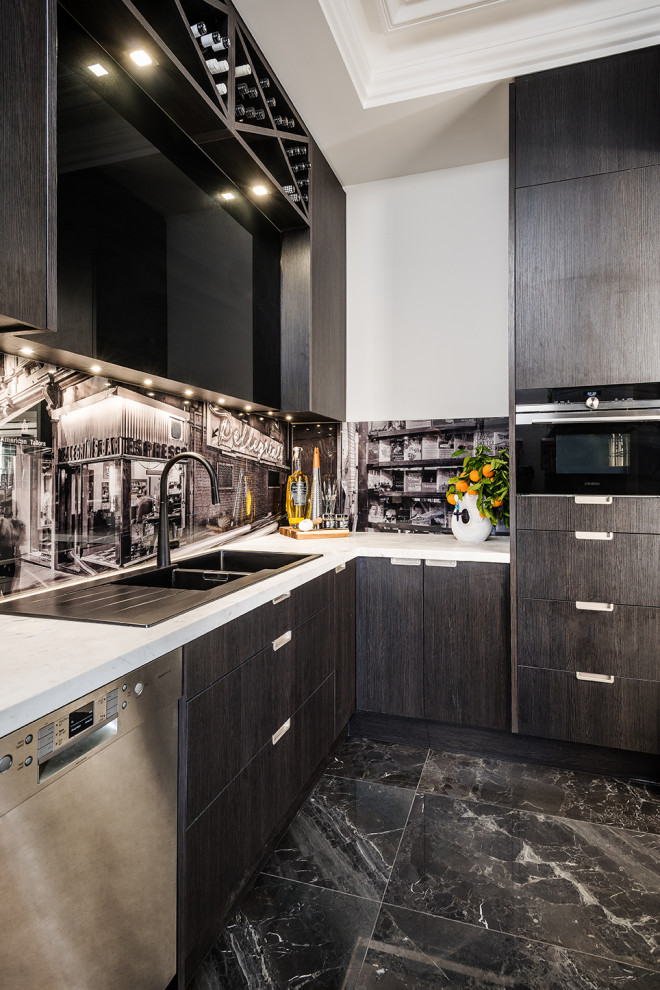 Foto på ett mellanstort funkis vit kök, med en dubbel diskho, släta luckor, svarta skåp, marmorbänkskiva, svart stänkskydd, glaspanel som stänkskydd, rostfria vitvaror, marmorgolv, en köksö och svart golv