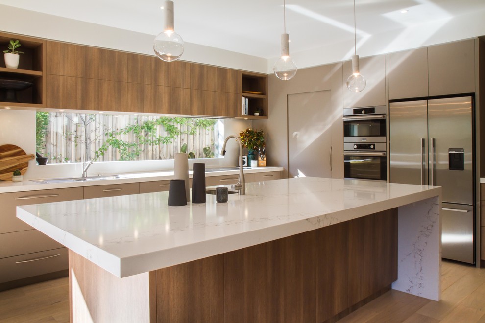 Diseño de cocinas en L contemporánea grande abierta con armarios con paneles lisos, encimera de cuarzo compacto y una isla