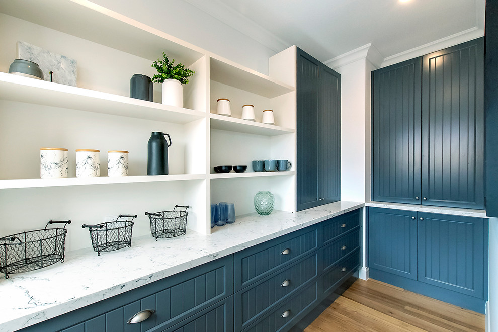 Diseño de cocina de estilo de casa de campo grande con suelo de madera en tonos medios y suelo marrón