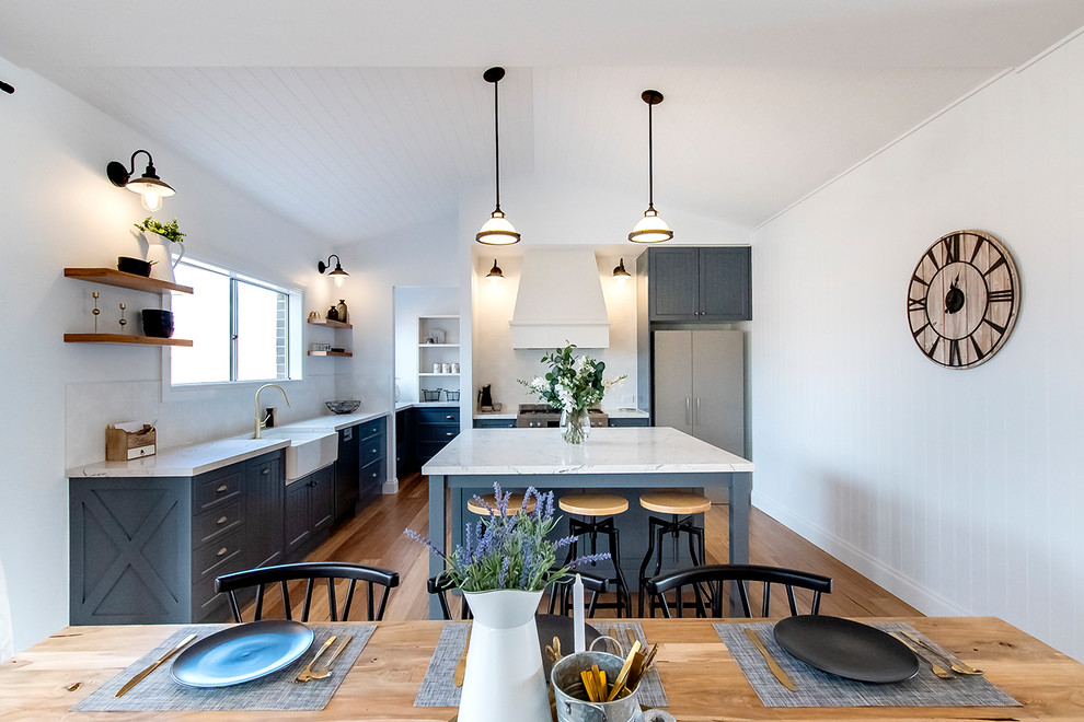 Große Landhausstil Küche mit braunem Holzboden und braunem Boden in Melbourne