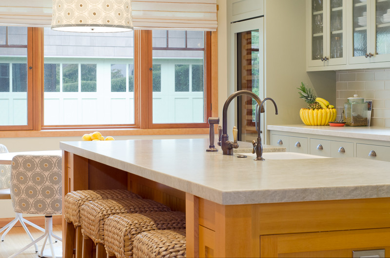 Foto di una cucina stile marinaro con lavello sottopiano, ante in stile shaker, ante verdi, top in granito, paraspruzzi beige e elettrodomestici da incasso