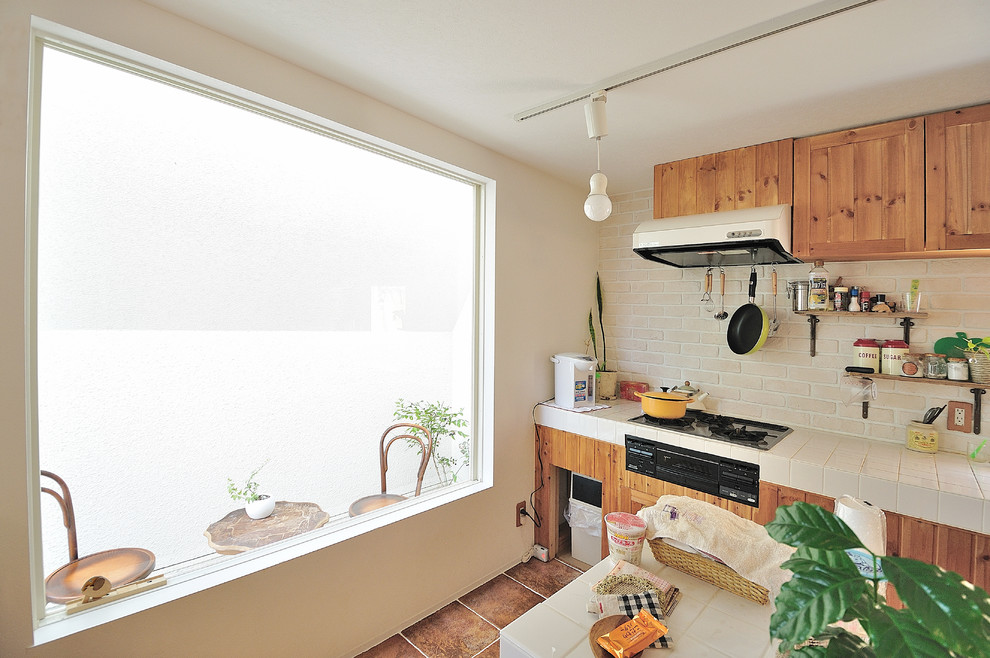 Пример оригинального дизайна: кухня в стиле фьюжн с фасадами цвета дерева среднего тона
