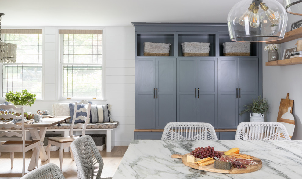Foto de cocina comedor de estilo de casa de campo con salpicadero azul, electrodomésticos de acero inoxidable y una isla