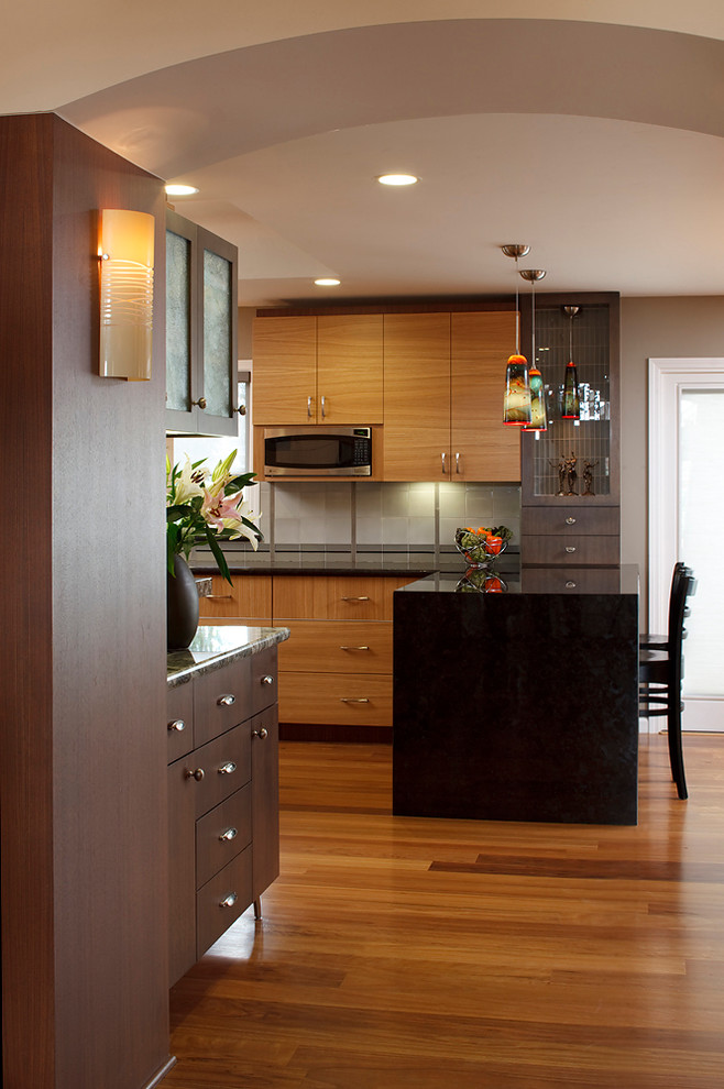 Exempel på ett mellanstort modernt kök, med en enkel diskho, släta luckor, skåp i ljust trä, granitbänkskiva, flerfärgad stänkskydd, rostfria vitvaror, en köksö och mellanmörkt trägolv
