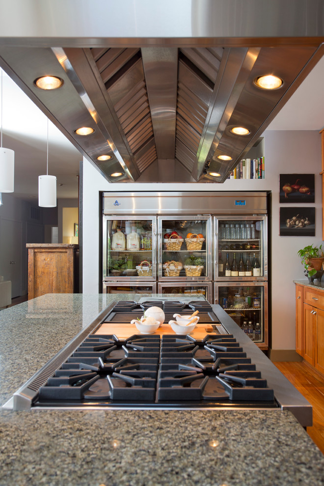 Große Retro Küche in U-Form mit Waschbecken, Schrankfronten im Shaker-Stil, roten Schränken, Granit-Arbeitsplatte, Küchenrückwand in Grün, Küchengeräten aus Edelstahl, hellem Holzboden und Kücheninsel in San Francisco