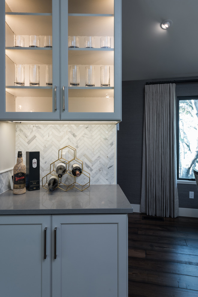 Inredning av ett klassiskt mycket stort grå grått kök, med en undermonterad diskho, luckor med infälld panel, blå skåp, bänkskiva i kvarts, flerfärgad stänkskydd, stänkskydd i marmor, integrerade vitvaror, mellanmörkt trägolv, en köksö och brunt golv
