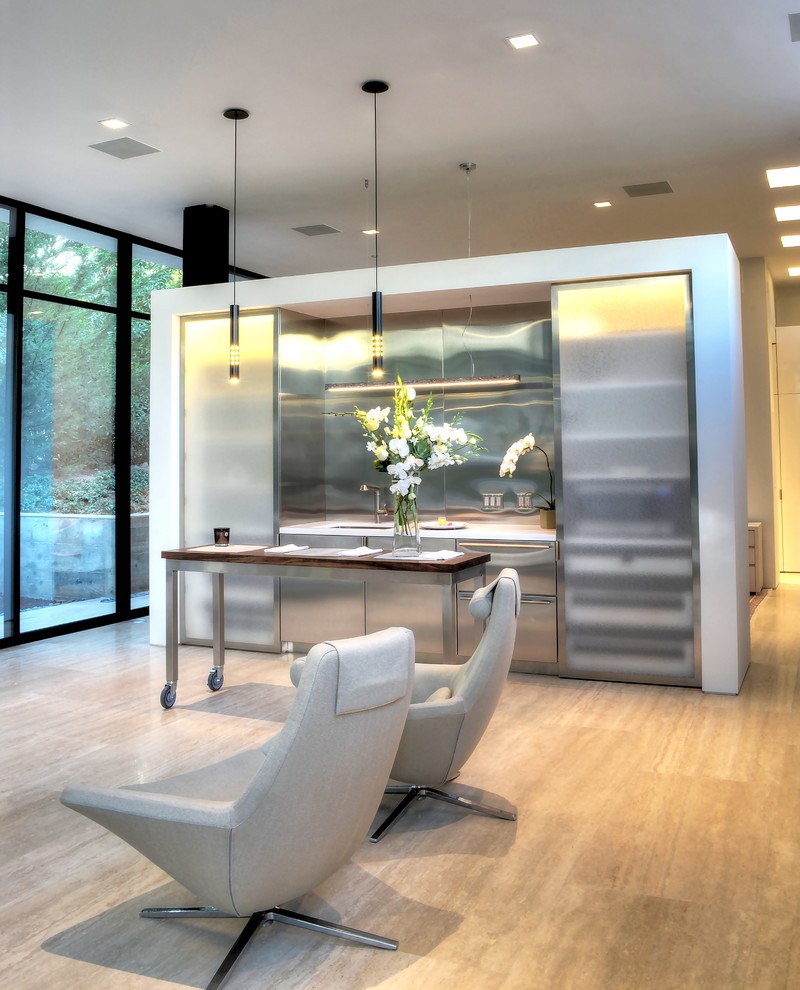 Foto på ett stort funkis linjärt kök, med skåp i rostfritt stål, rostfria vitvaror, en köksö, en undermonterad diskho, träbänkskiva, grått stänkskydd och ljust trägolv