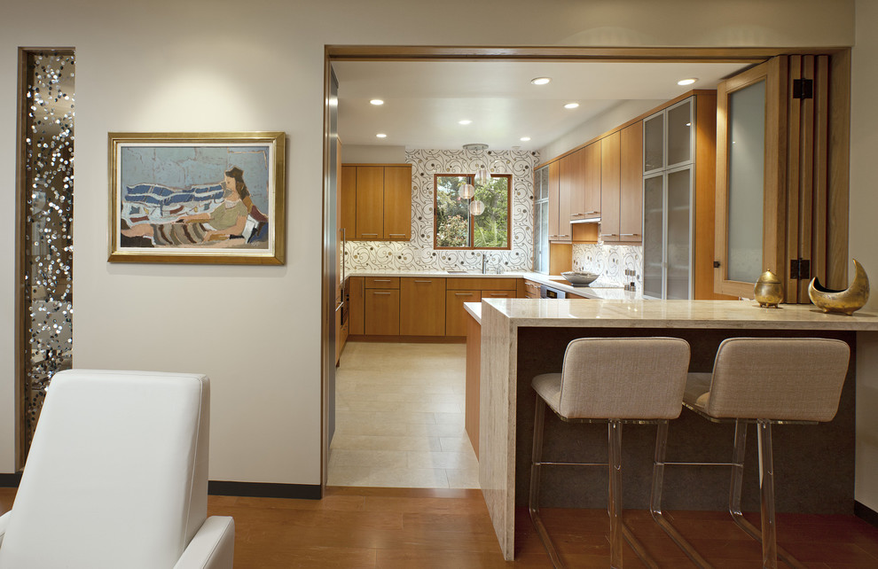 Geschlossene Moderne Küchenbar in U-Form mit flächenbündigen Schrankfronten und hellbraunen Holzschränken in Santa Barbara