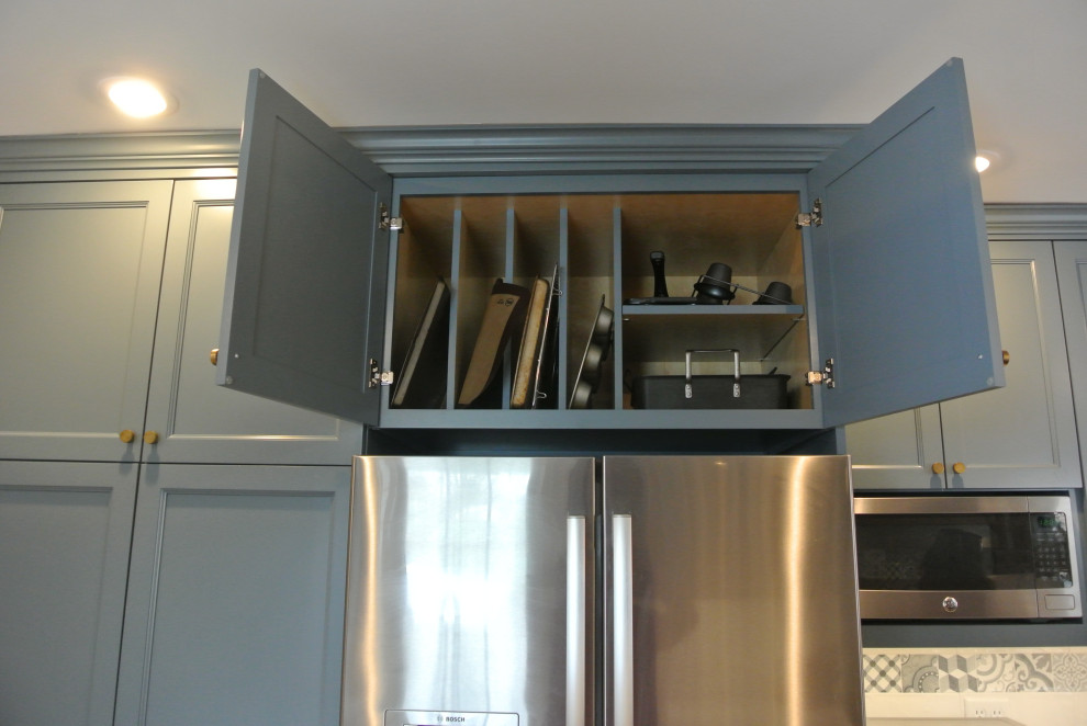 ボストンにある高級な中くらいなトラディショナルスタイルのおしゃれなキッチン (エプロンフロントシンク、シェーカースタイル扉のキャビネット、青いキャビネット、クオーツストーンカウンター、グレーのキッチンパネル、セラミックタイルのキッチンパネル、シルバーの調理設備、コルクフローリング、ベージュの床、白いキッチンカウンター) の写真