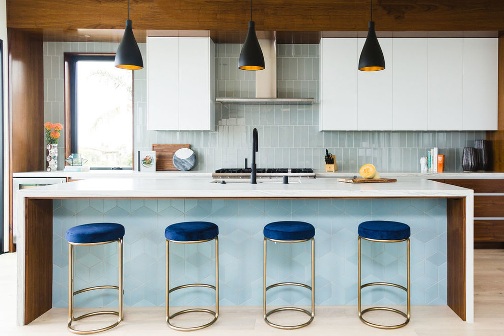 Foto på ett mellanstort funkis vit linjärt kök och matrum, med en undermonterad diskho, släta luckor, skåp i mellenmörkt trä, bänkskiva i kvarts, grått stänkskydd, stänkskydd i glaskakel, rostfria vitvaror, ljust trägolv, en köksö och brunt golv