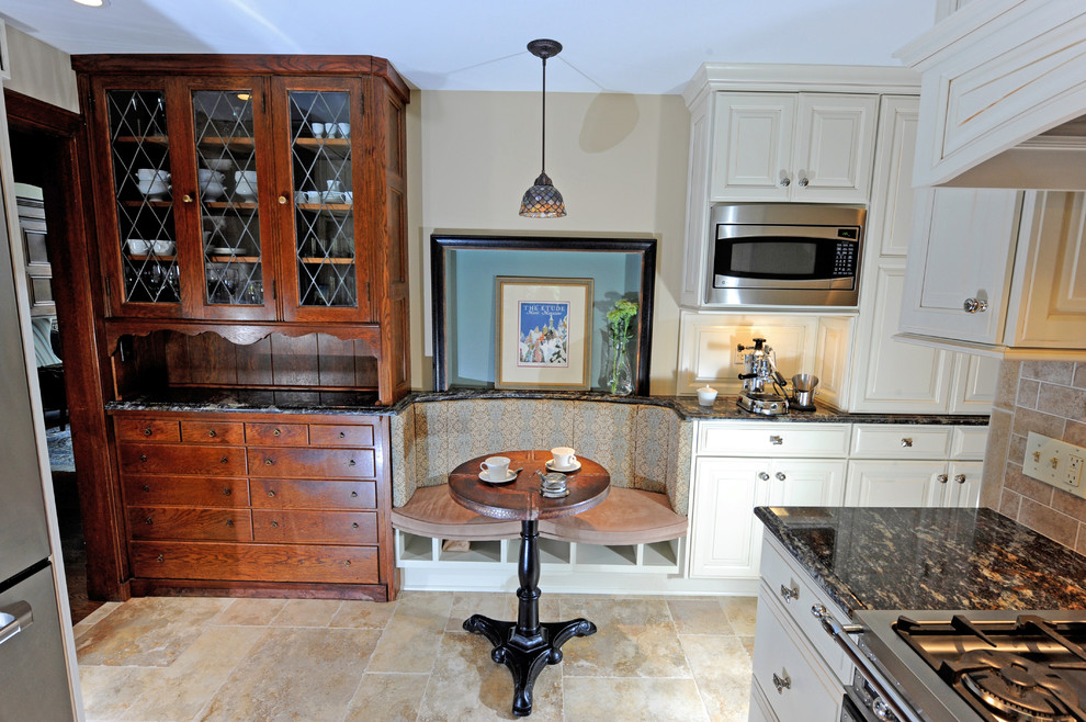 This is an example of a traditional kitchen in Cleveland.