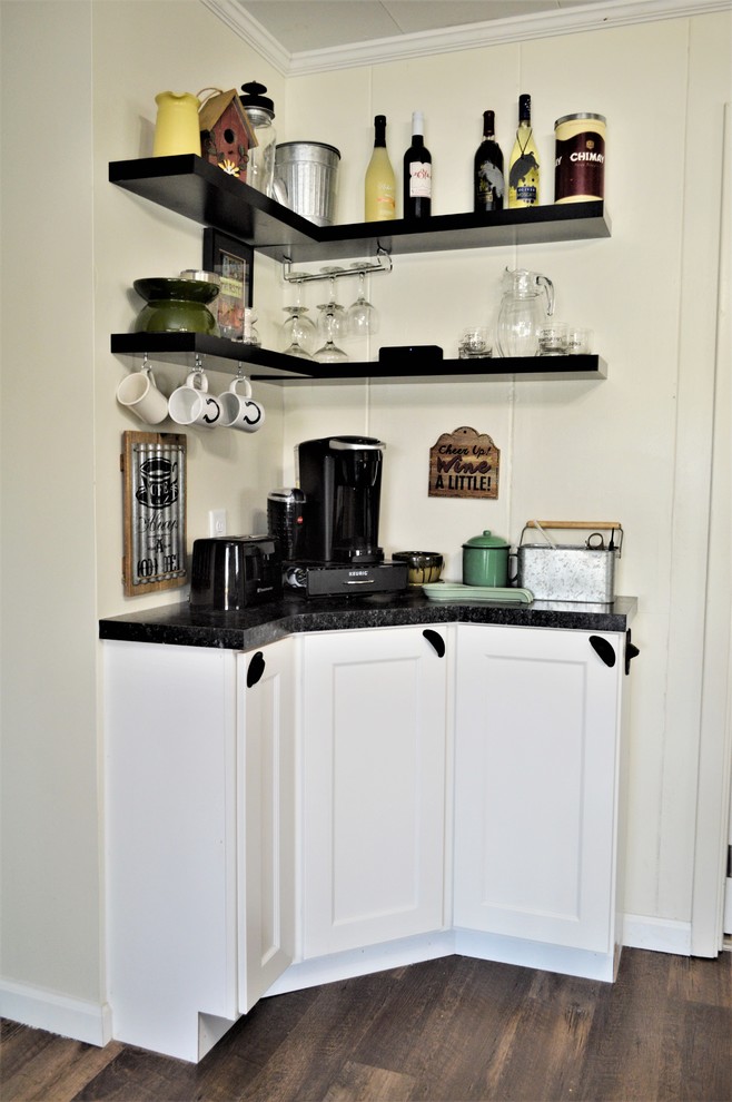 Immagine di una piccola cucina chic con ante in stile shaker, ante bianche, top in laminato, top nero, paraspruzzi rosso, paraspruzzi in mattoni, lavello da incasso e pavimento marrone