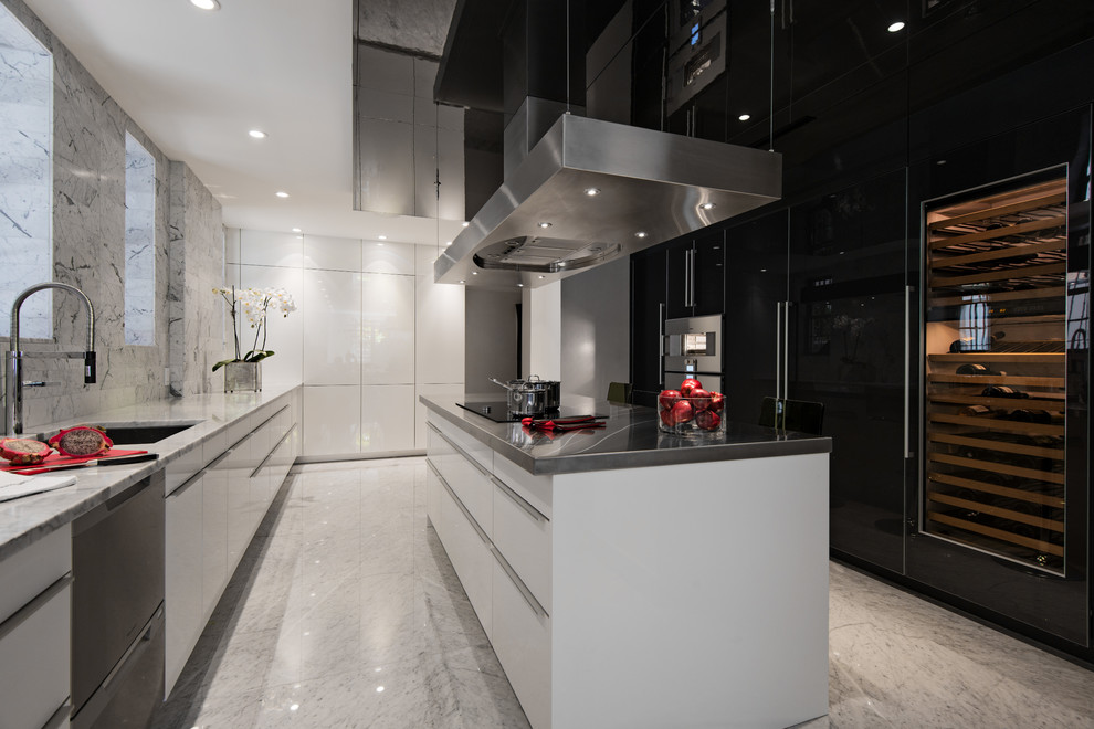 Moderne Wohnküche in U-Form mit integriertem Waschbecken, flächenbündigen Schrankfronten, schwarzen Schränken, Edelstahl-Arbeitsplatte, Küchenrückwand in Weiß, Rückwand aus Stein und Küchengeräten aus Edelstahl in Montreal