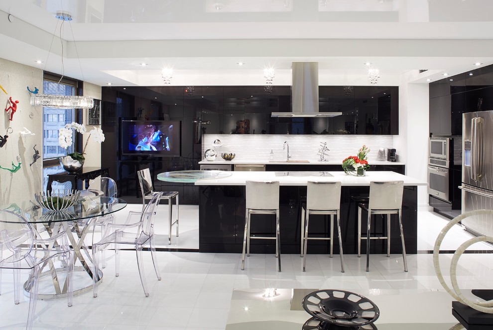 Bild på ett stort funkis kök, med en undermonterad diskho, släta luckor, svarta skåp, bänkskiva i kvarts, vitt stänkskydd, stänkskydd i glaskakel, rostfria vitvaror, klinkergolv i keramik och en köksö