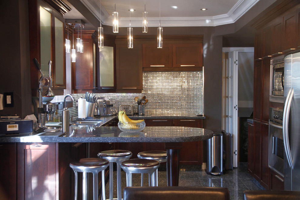 Foto di una cucina design con top in granito e elettrodomestici in acciaio inossidabile