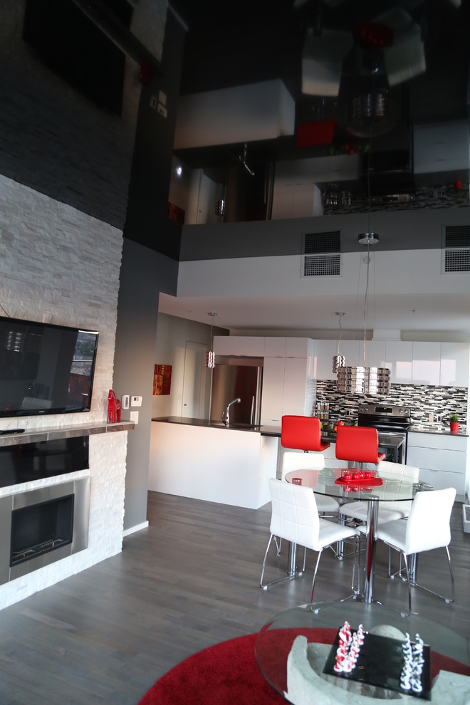 Offene, Mittelgroße Moderne Küche mit Glasfronten, weißen Schränken, Quarzit-Arbeitsplatte, Küchenrückwand in Schwarz, Rückwand aus Mosaikfliesen, bunten Elektrogeräten und braunem Holzboden in Montreal