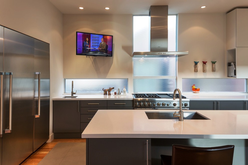 Moderne Küche mit Küchengeräten aus Edelstahl in Houston
