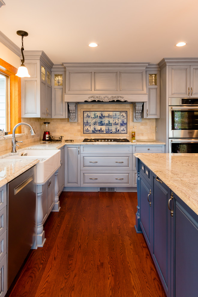 Große Klassische Wohnküche mit Landhausspüle, profilierten Schrankfronten, blauen Schränken, Granit-Arbeitsplatte, Küchenrückwand in Gelb, Rückwand aus Steinfliesen, Elektrogeräten mit Frontblende, braunem Holzboden und Kücheninsel in Minneapolis