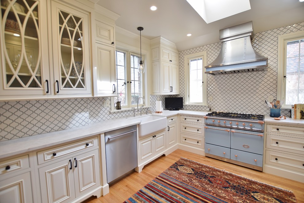 Exempel på ett mellanstort klassiskt vit vitt kök, med en rustik diskho, luckor med profilerade fronter, vita skåp, vitt stänkskydd, stänkskydd i cementkakel och rostfria vitvaror