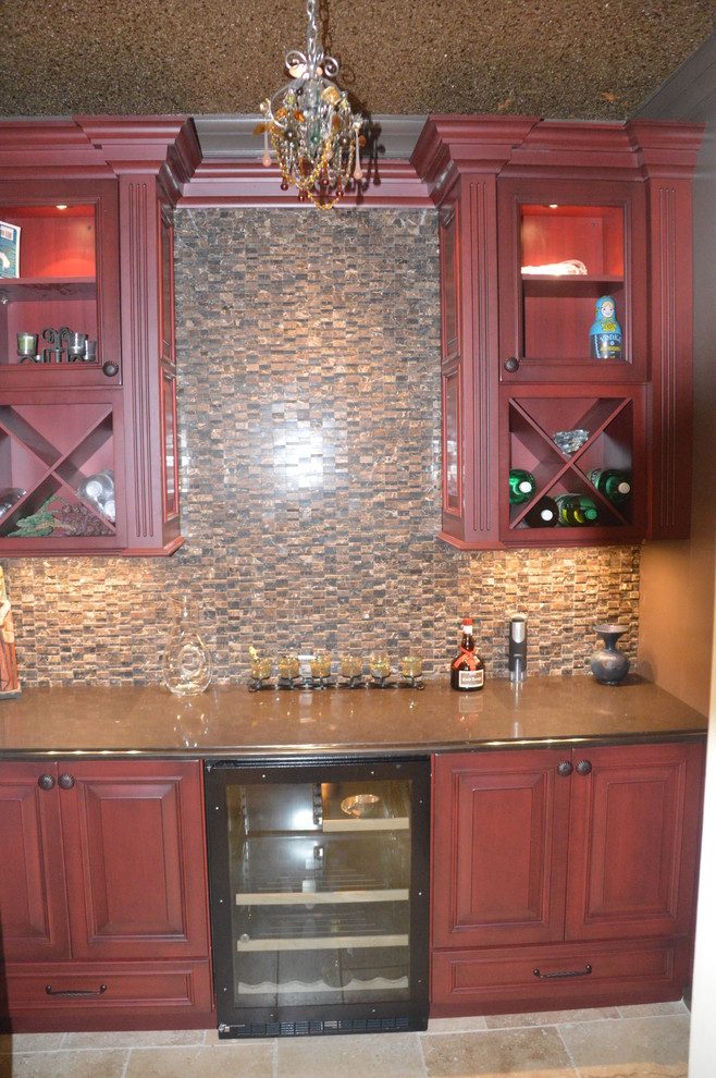 Imagen de cocina tradicional con armarios con paneles con relieve, puertas de armario rojas, encimera de cuarcita y salpicadero marrón