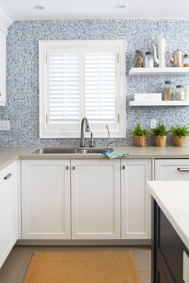 Idéer för funkis kök, med stänkskydd i mosaik, blått stänkskydd, vita skåp, luckor med infälld panel, en dubbel diskho och bänkskiva i kvarts