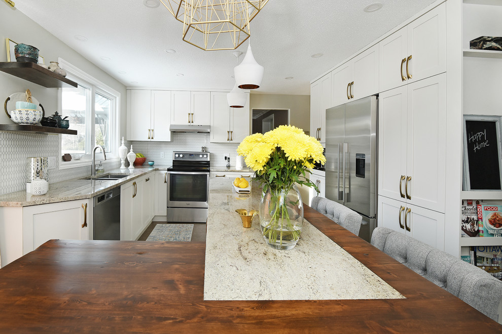 Exempel på ett avskilt, mellanstort klassiskt kök, med en undermonterad diskho, skåp i shakerstil, vita skåp, granitbänkskiva, grått stänkskydd, stänkskydd i keramik, rostfria vitvaror, korkgolv och en köksö