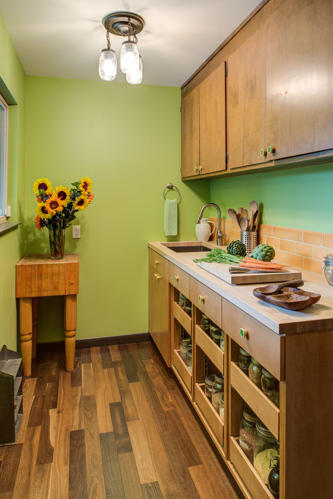 Esempio di una cucina minimalista con lavello sottopiano, ante lisce, ante in legno scuro, paraspruzzi arancione, paraspruzzi con piastrelle diamantate, pavimento in legno massello medio e top in legno
