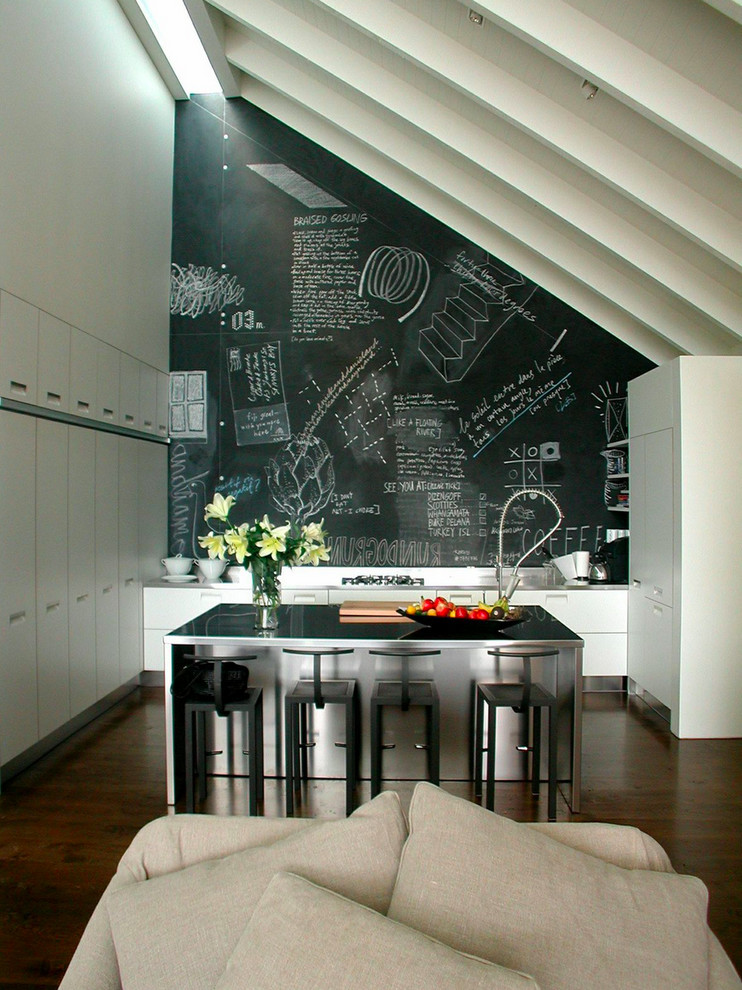 Moderne Küche mit Küchenrückwand in Schwarz und Kücheninsel in Auckland