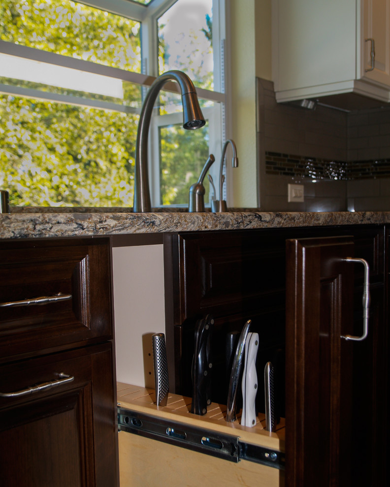 Bild på ett mellanstort vintage beige beige kök, med en undermonterad diskho, luckor med upphöjd panel, vita skåp, bänkskiva i kvarts, grönt stänkskydd, stänkskydd i stickkakel, rostfria vitvaror, mörkt trägolv, en köksö och brunt golv