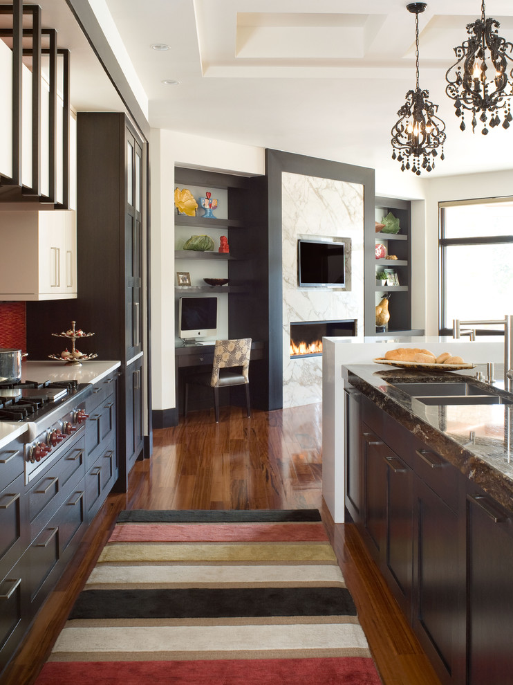 Ejemplo de cocina actual abierta con armarios estilo shaker y puertas de armario de madera en tonos medios