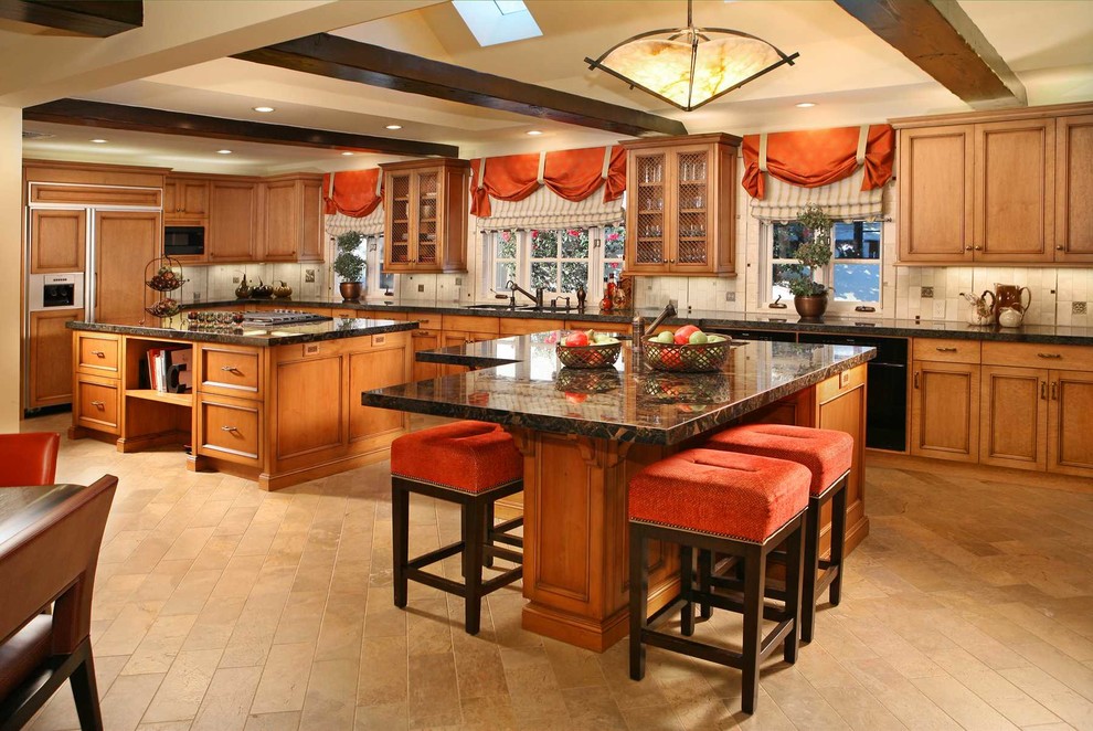 На фото: кухня в классическом стиле с фасадами с утопленной филенкой, фасадами цвета дерева среднего тона и техникой под мебельный фасад с