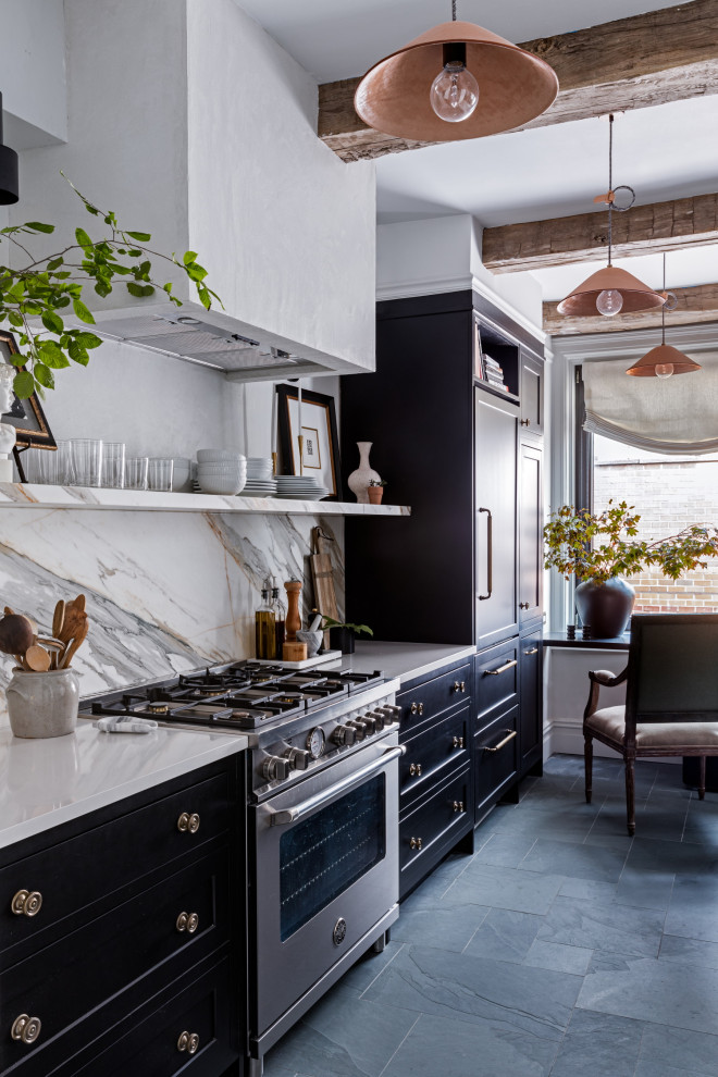 Klassische Küche mit Schrankfronten im Shaker-Stil, schwarzen Schränken, Küchenrückwand in Weiß, Küchengeräten aus Edelstahl, grauem Boden und weißer Arbeitsplatte in New York