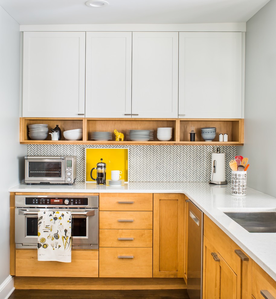 Klassische Küche in L-Form mit Küchengeräten aus Edelstahl, dunklem Holzboden, Unterbauwaschbecken, offenen Schränken und Küchenrückwand in Weiß in Atlanta