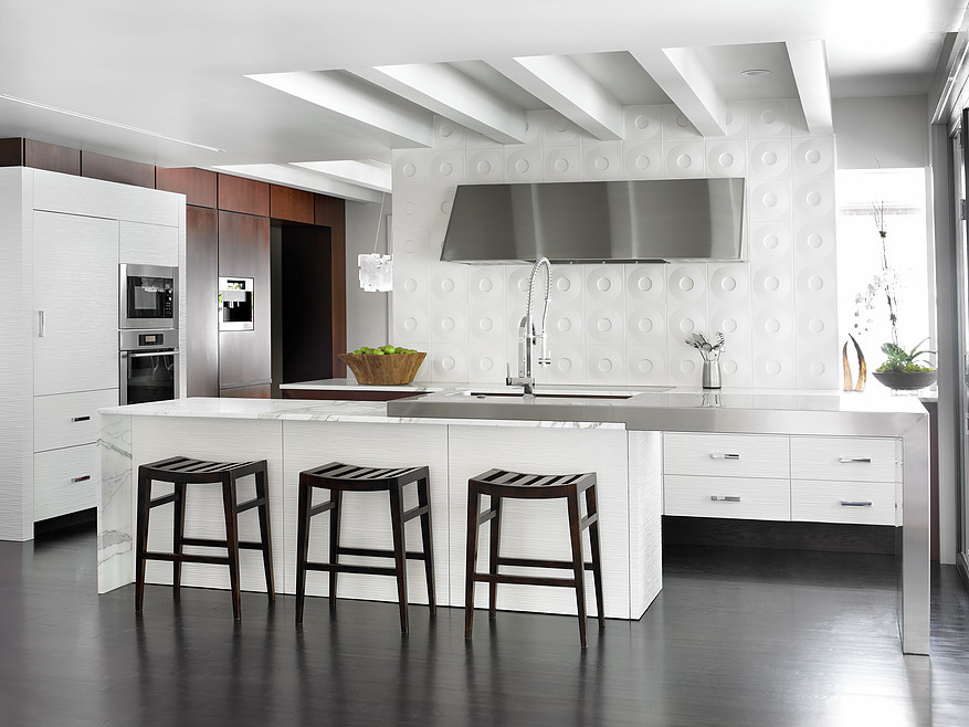 Modern inredning av ett mellanstort kök, med en rustik diskho, släta luckor, vita skåp, marmorbänkskiva, vitt stänkskydd, stänkskydd i keramik, rostfria vitvaror, mörkt trägolv och en köksö