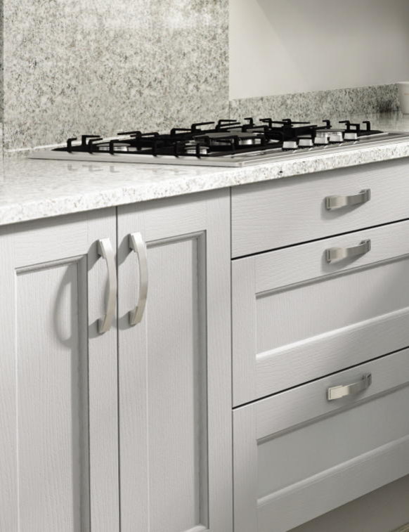 Foto på ett mellanstort funkis kök, med en undermonterad diskho, luckor med profilerade fronter, grå skåp, granitbänkskiva, rostfria vitvaror och ljust trägolv