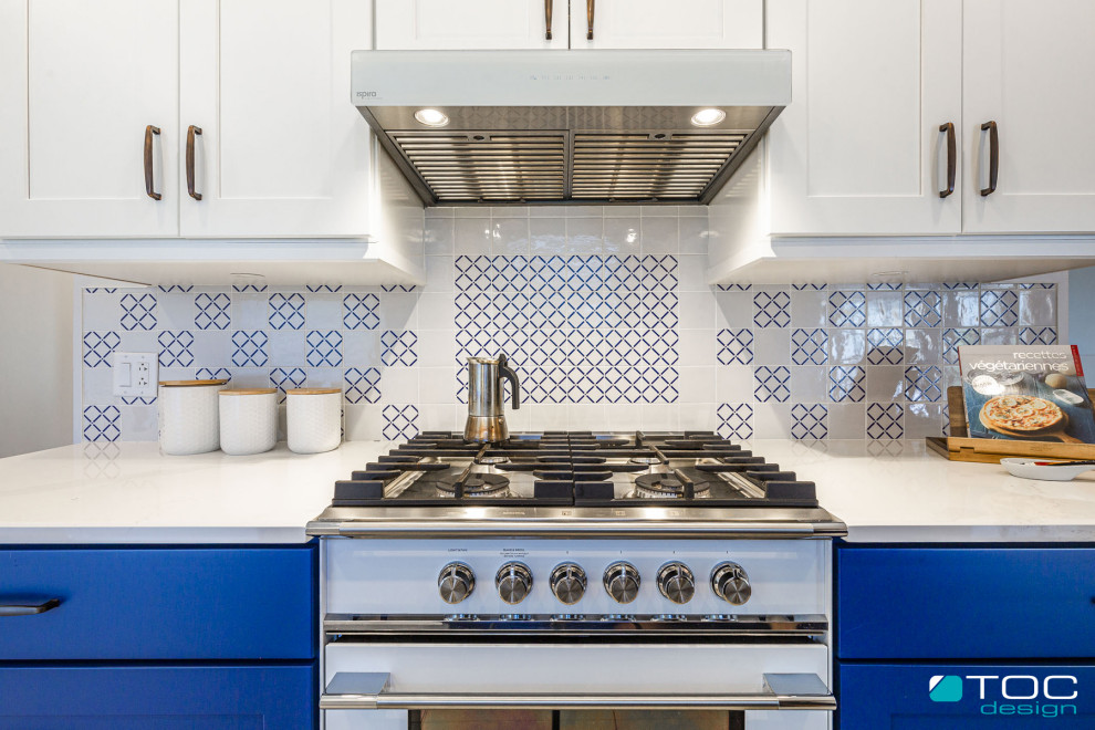 他の地域にあるお手頃価格の中くらいな地中海スタイルのおしゃれなキッチン (アンダーカウンターシンク、シェーカースタイル扉のキャビネット、青いキャビネット、クオーツストーンカウンター、青いキッチンパネル、セラミックタイルのキッチンパネル、白い調理設備、磁器タイルの床、グレーの床、白いキッチンカウンター) の写真