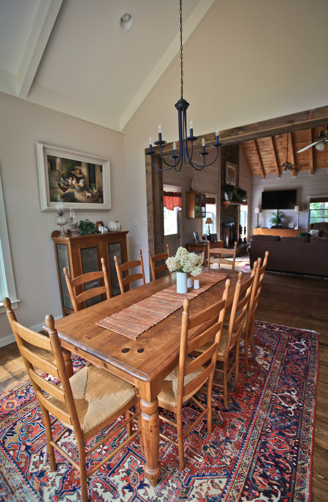 Ispirazione per una sala da pranzo aperta verso la cucina stile americano di medie dimensioni con pavimento in legno massello medio