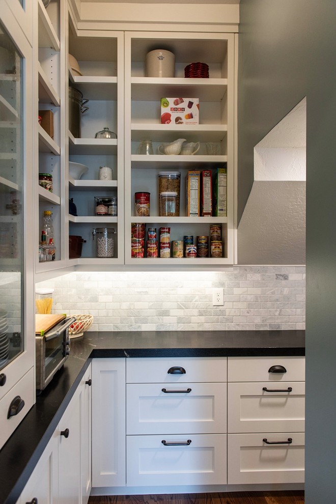 Urige Küche in U-Form mit Schrankfronten im Shaker-Stil, weißen Schränken und Kücheninsel in Salt Lake City