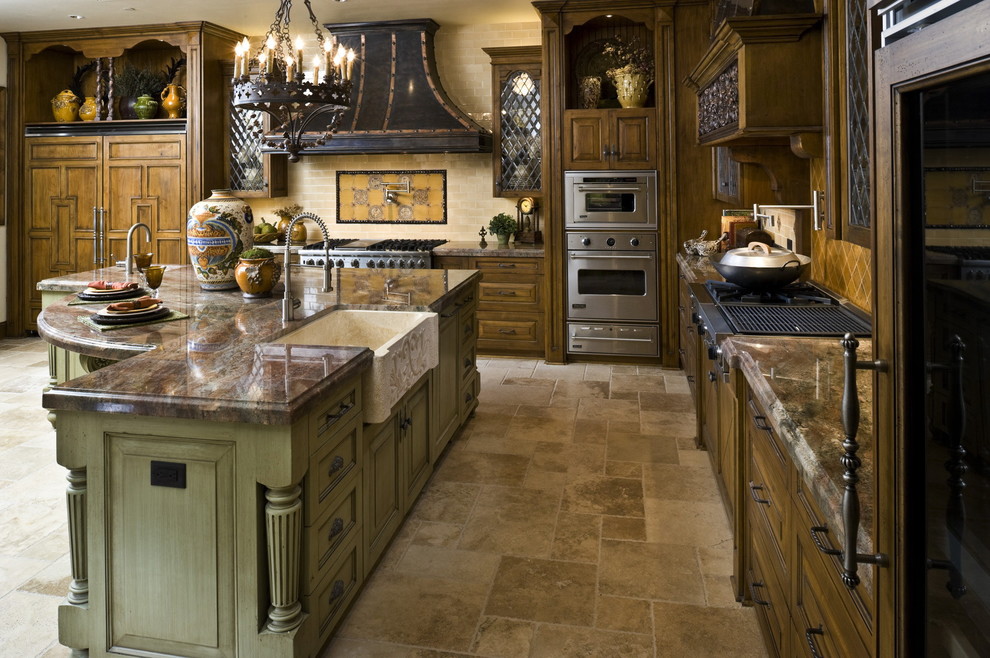 ダラスにあるトラディショナルスタイルのおしゃれなキッチン (レイズドパネル扉のキャビネット、シルバーの調理設備、エプロンフロントシンク、御影石カウンター) の写真