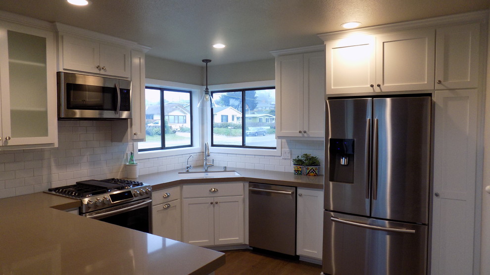 Geschlossene, Kleine Klassische Küche in U-Form mit Schrankfronten im Shaker-Stil und weißen Schränken in San Luis Obispo