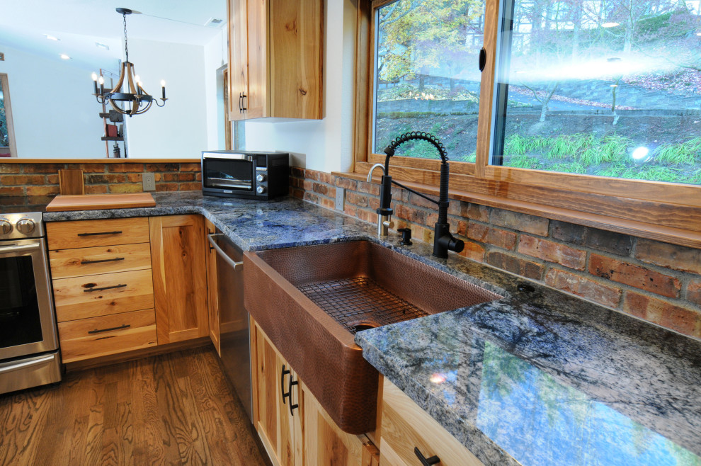 Foto på ett stort rustikt blå kök, med en rustik diskho, skåp i shakerstil, skåp i ljust trä, granitbänkskiva, brunt stänkskydd, stänkskydd i tegel, rostfria vitvaror, mörkt trägolv, en köksö och brunt golv