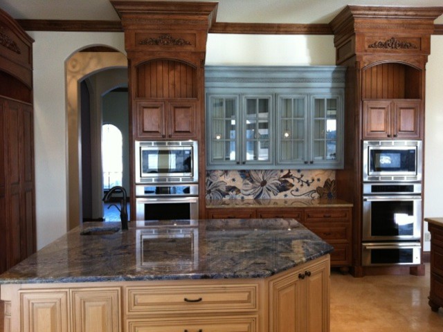 Moderne Küche mit bunter Rückwand und Rückwand aus Mosaikfliesen