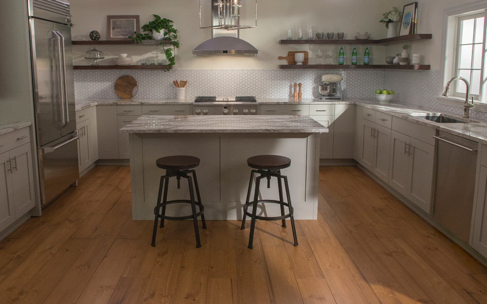 Foto de cocina moderna con puertas de armario grises, salpicadero blanco, salpicadero de azulejos de cerámica, suelo de madera en tonos medios, una isla y suelo marrón