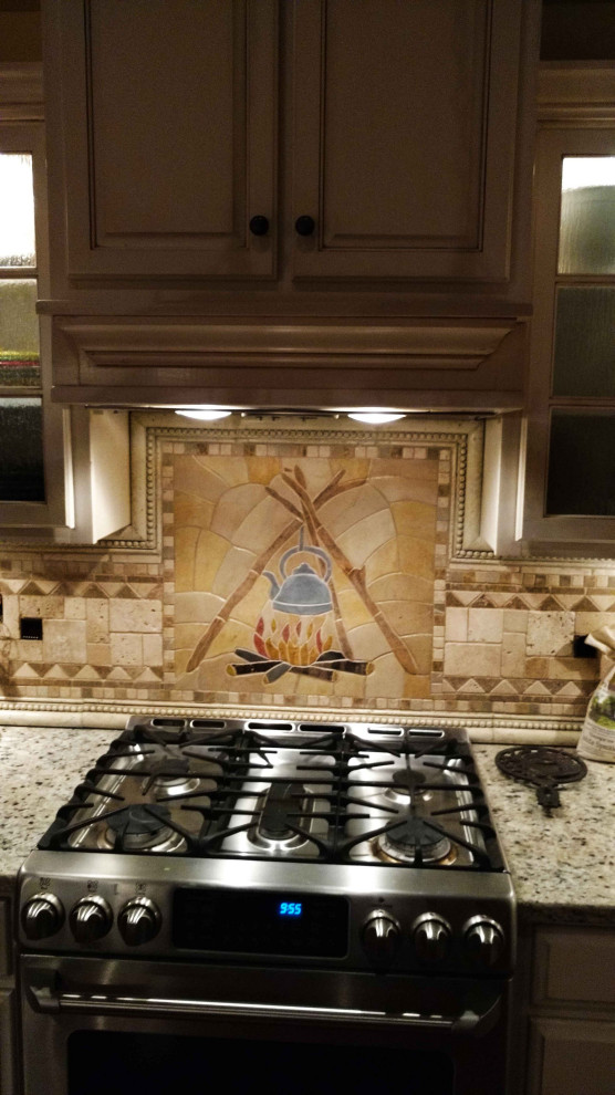 На фото: кухня в стиле рустика с бежевым фартуком и фартуком из плитки мозаики с